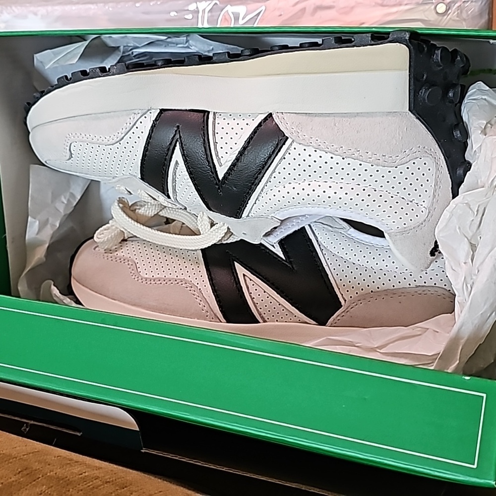 BNWT New Balance 327 Idealiste Sneakers